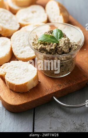 Hausgemachter Grünkohl- und Walnusspesto (vegan) Stockfoto