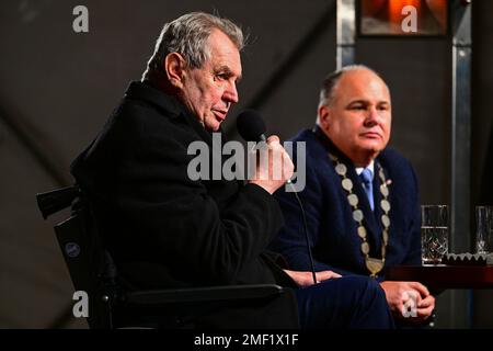 Nachod, Tschechische Republik. 24. Januar 2023. Tschechischer Präsident Milos Zeman, Left und Nachod-Bürgermeister Jan Birke während des Treffens mit der Öffentlichkeit in Nachod, Tschechische Republik, am 24. Januar 2023. Kredit: David Tanecek/CTK Photo/Alamy Live News Stockfoto