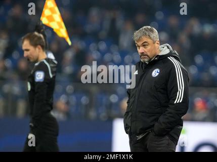 Gelsenkirchen, Deutschland. 24. Januar 2023. Fußball: Bundesliga, FC Schalke 04 - RB Leipzig, Matchday 17, Veltins Arena. Schalkes Trainer Thomas Reis. Kredit: Bernd Thissen/dpa - WICHTIGER HINWEIS: Gemäß den Anforderungen der DFL Deutsche Fußball Liga und des DFB Deutscher Fußball-Bund ist es verboten, im Stadion aufgenommene Fotos und/oder das Spiel in Form von Sequenzbildern und/oder videoähnlichen Fotoserien zu verwenden oder verwenden zu lassen./dpa/Alamy Live News Stockfoto