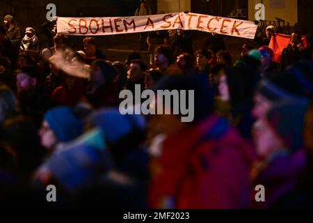 Nachod, Tschechische Republik. 24. Januar 2023. Gegner des tschechischen Präsidenten Milos Zeman halten während seines Treffens mit der Öffentlichkeit in Nachod, Tschechische Republik, am 24. Januar 2023 ein Banner mit einem Slogan, der ihn kritisiert. Kredit: David Tanecek/CTK Photo/Alamy Live News Stockfoto