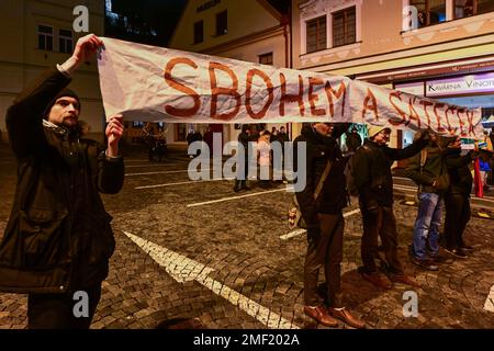 Nachod, Tschechische Republik. 24. Januar 2023. Gegner des tschechischen Präsidenten Milos Zeman halten während seines Treffens mit der Öffentlichkeit in Nachod, Tschechische Republik, am 24. Januar 2023 ein Banner mit einem Slogan, der ihn kritisiert. Kredit: David Tanecek/CTK Photo/Alamy Live News Stockfoto