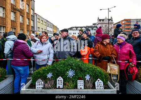 Nachod, Tschechische Republik. 24. Januar 2023. Personen bei dem Treffen des tschechischen Präsidenten Milos Zeman mit der Öffentlichkeit in Nachod, Tschechische Republik, 24. Januar 2023. Kredit: David Tanecek/CTK Photo/Alamy Live News Stockfoto