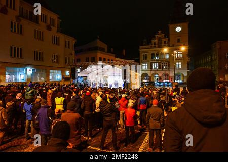 Nachod, Tschechische Republik. 24. Januar 2023. Personen bei dem Treffen des tschechischen Präsidenten Milos Zeman mit der Öffentlichkeit in Nachod, Tschechische Republik, 24. Januar 2023. Kredit: David Tanecek/CTK Photo/Alamy Live News Stockfoto