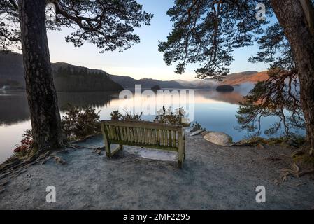 Holzbank mit wunderschönem Blick auf Derwentwater, aufgenommen von Friars Crag im Lake District, Großbritannien. Stockfoto