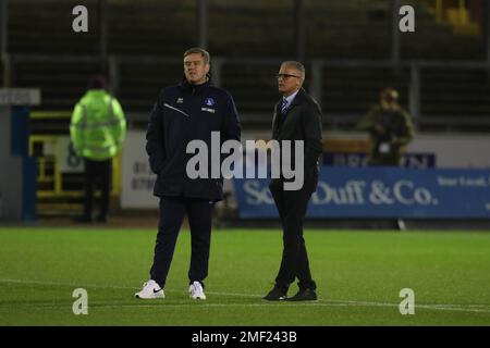 Carlisle, Großbritannien. 24. Januar 2023Hartlepool United Manager Keith Curle (r) mit Youth Team Manager Andy Louw beim Sky Bet League 2 Spiel zwischen Carlisle United und Hartlepool United in Brunton Park, Carlisle, am Dienstag, den 24. Januar 2023. (Kredit: Mark Fletcher | MI News) Kredit: MI News & Sport /Alamy Live News Stockfoto