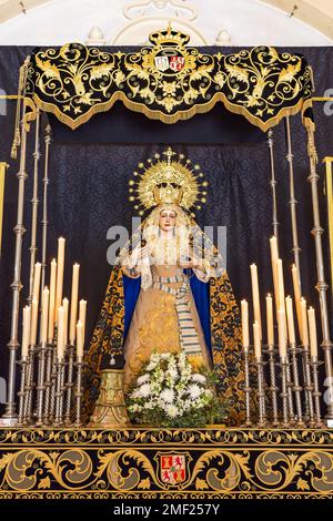 Paso de Semana Santa (Plattform oder Thron) der Muttergottes der Einsamkeit (Nuestra Señora de la Soledad) im Inneren der sie Stockfoto