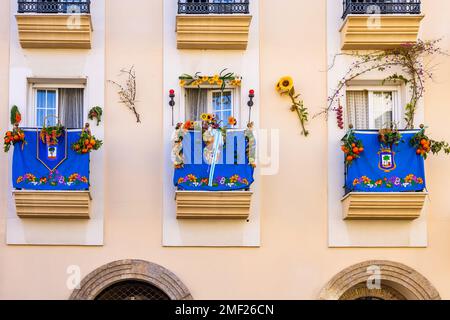 Wunderschön dekorierte Balkone auf der Plaza de San Pedro in der Stadt Huelva, anlässlich der Prozession des schutzpatrons der Stadt, Sa Stockfoto