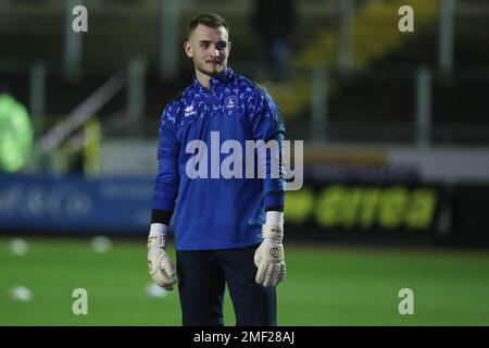 Carlisle, Großbritannien. 24. Januar 2023Hartlepool Jakub Stolarczyk von United wärmt sich während des Spiels der Sky Bet League 2 zwischen Carlisle United und Hartlepool United in Brunton Park, Carlisle, am Dienstag, den 24. Januar 2023 auf. (Kredit: Mark Fletcher | MI News) Kredit: MI News & Sport /Alamy Live News Stockfoto