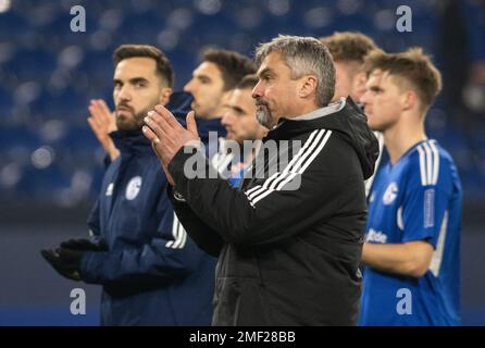 Gelsenkirchen, Deutschland. 24. Januar 2023. Fußball: Bundesliga, FC Schalke 04 - RB Leipzig, Matchday 17, Veltins Arena. Schalke trainiert Thomas Reis nach dem Spiel mit seinen Spielern. Kredit: Bernd Thissen/dpa - WICHTIGER HINWEIS: Gemäß den Anforderungen der DFL Deutsche Fußball Liga und des DFB Deutscher Fußball-Bund ist es verboten, im Stadion aufgenommene Fotos und/oder das Spiel in Form von Sequenzbildern und/oder videoähnlichen Fotoserien zu verwenden oder verwenden zu lassen./dpa/Alamy Live News Stockfoto