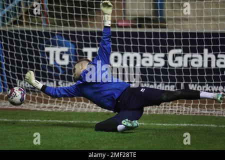Carlisle, Großbritannien. 24. Januar 2023Hartlepool Jakub Stolarczyk von United wärmt sich während des Spiels der Sky Bet League 2 zwischen Carlisle United und Hartlepool United in Brunton Park, Carlisle, am Dienstag, den 24. Januar 2023 auf. (Kredit: Mark Fletcher | MI News) Kredit: MI News & Sport /Alamy Live News Stockfoto