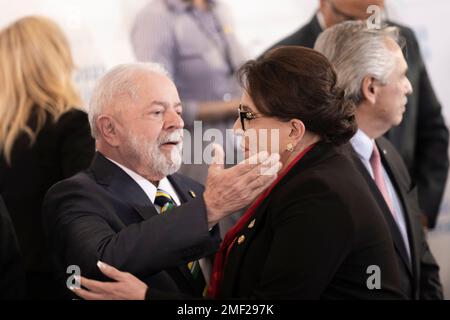 Buenos Aires, Argentinien, 24. Januar 2023. Luiz Ignacio Lula da Silva, 39. Präsident der Föderativen Republik Brasilien, und Xiomara Castro, 37. Präsident der Republik Honduras in der Gemeinschaft der lateinamerikanischen und karibischen Staaten (CELAC, im spanischen Akronym). (Kredit: Esteban Osorio/Alamy Live News) Stockfoto