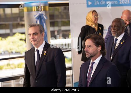 Buenos Aires, Argentinien, 24. Januar 2023. Luis Lacalle Pou, 42. Präsident der Orientalen Republik Uruguay und Luis Abinader, 67. Präsident der Dominikanischen Republik in der Gemeinschaft der lateinamerikanischen und karibischen Staaten (CELAC, in spanischer Abkürzung). (Kredit: Esteban Osorio/Alamy Live News) Stockfoto