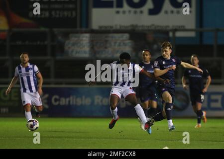 Carlisle, Großbritannien. Am 24. Januar 2023Hartlepool kämpft United's Mouhamed Niang mit Carlisle United's Owen Moxon während des Sky Bet League 2-Spiels zwischen Carlisle United und Hartlepool United in Brunton Park, Carlisle, am Dienstag, den 24. Januar 2023. (Kredit: Mark Fletcher | MI News) Kredit: MI News & Sport /Alamy Live News Stockfoto