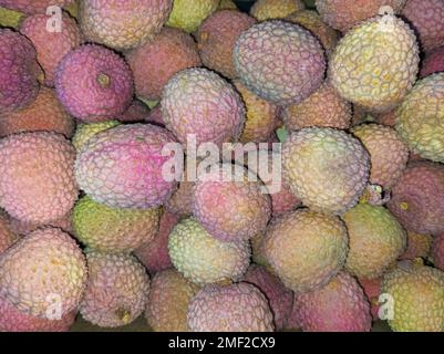 Frische Litchi Chinensis, Lychee - köstliches Obst, chinesische Pflaume, Draufsicht Stockfoto