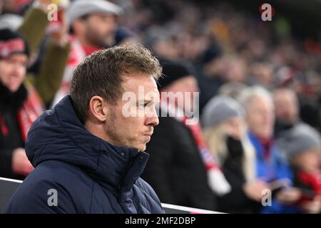 München, Deutschland. 24. Januar 2023. Fußball: Bundesliga, Bayern München - 1. FC Köln, Matchday 17 in der Allianz Arena, München Coach Julian Nagelsmann folgt dem Spiel. WICHTIGER HINWEIS: Gemäß den Anforderungen der DFL Deutsche Fußball Liga und des DFB Deutscher Fußball-Bund ist es verboten, im Stadion aufgenommene Fotos und/oder das Spiel in Form von Sequenzbildern und/oder videoähnlichen Fotoserien zu verwenden oder verwenden zu lassen. Kredit: Sven Hoppe/dpa/Alamy Live News Stockfoto