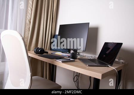 Foto von vielen Dingen, an denen zu Hause auf dem Tisch gearbeitet werden kann Stockfoto