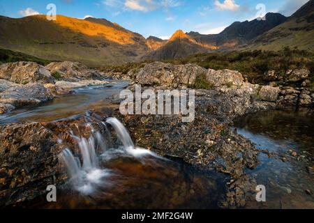 The Fairy Pools auf der Isle of Skye, Schottland, Großbritannien. Sonniges Sonnenlicht am Nachmittag auf der Cuillin Bergkette. Stockfoto