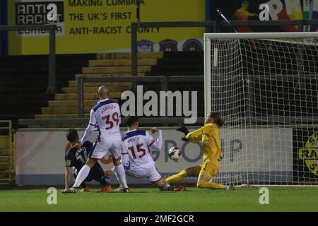 Carlisle, Großbritannien. 24. Januar 2023Hartlepool Ben Killip von United rettet Kristian Dennis von Carlisle United beim Sky Bet League 2-Spiel zwischen Carlisle United und Hartlepool United am Dienstag, den 24. Januar 2023 in Brunton Park, Carlisle. (Kredit: Mark Fletcher | MI News) Kredit: MI News & Sport /Alamy Live News Stockfoto