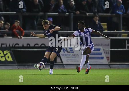Carlisle, Großbritannien. 24. Januar 2023Hartlepool Mouhamed Niang von United in Aktion mit Owen Moxon von Carlisle United während des Sky Bet League 2-Spiels zwischen Carlisle United und Hartlepool United am Dienstag, den 24. Januar 2023 in Brunton Park, Carlisle. (Kredit: Mark Fletcher | MI News) Kredit: MI News & Sport /Alamy Live News Stockfoto