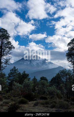 Blick auf den Vulkan Popocatepetl von Iztaccihuatl, Mexiko. Stockfoto