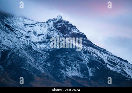 Vergrößerung aus nächster Nähe auf dem Vulkan Popocatepetl aus Iztaccihuatl, Mexiko. Stockfoto