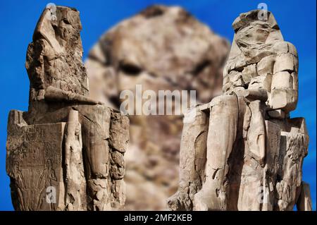 In der Stadt Luxor gibt es zwei riesige Zwillingsstatuen, die Memnonkolosse, die den Pharao Amenhotep III repräsentieren und vor seinem Begräbnis stehen Stockfoto