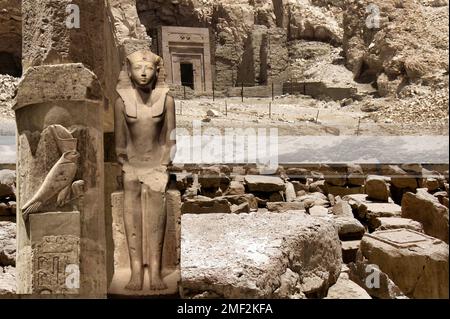 Der Leichentempel der Königin Hatschepsut in Deir el-Bahri (Ägypten) ist einer der beeindruckendsten und am besten erhaltenen ägyptischen Tempel. Stockfoto