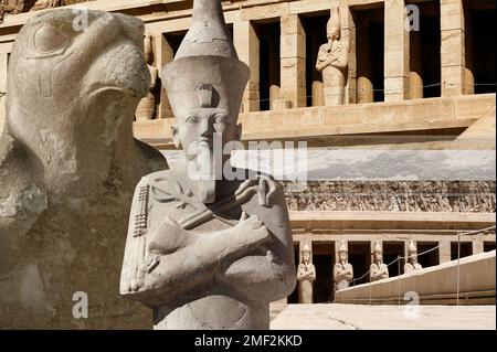 Der Leichentempel der Königin Hatschepsut in Deir el-Bahri (Ägypten) ist einer der beeindruckendsten und am besten erhaltenen ägyptischen Tempel. Stockfoto