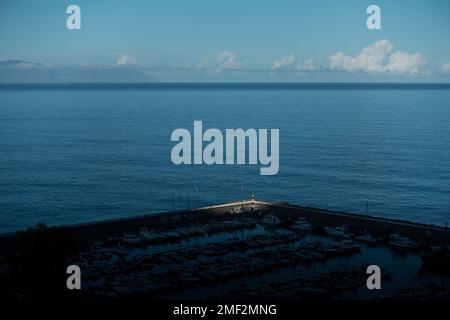 Die Sonne geht über dem Hafen auf, Los Gigantes, Teneriffa, Spanien Stockfoto