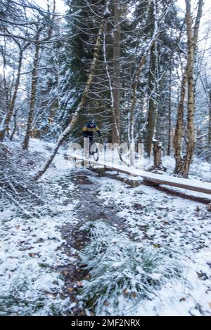 Mountainbike-Touren im Schnee, England, Großbritannien Stockfoto