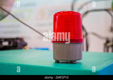 Rote Warnleuchte einer Notleuchte in einem Industriebetrieb. Ein  Gefahrensignal Stockfotografie - Alamy