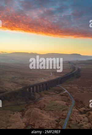 Sonnenaufgang am Ribblehead Viaduct im Yorkshire Dales National Park, Großbritannien. Stockfoto