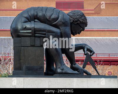 Eduardo Paolozzi Isaac Newton Sculpture British Library London - alias Newton, nachdem Blake, Statue an der British Library London im Jahr 1995 installiert wurde. Stockfoto