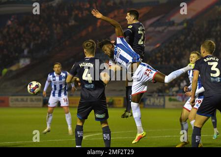 Carlisle, Großbritannien. 24. Januar 2023Carlisle, Großbritannien. 24. Januar 2023. Hartlepool United's Rollin Menayese wurde von Carlisle United's Jon Mellish beim Sky Bet League 2-Spiel zwischen Carlisle United und Hartlepool United am Dienstag, den 24. Januar 2023, in Brunton Park, Carlisle, in die Schlagzeile geschlagen. (Kredit: Scott Llewellyn | MI News) Kredit: MI News & Sport /Alamy Live News Stockfoto