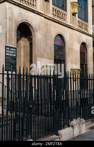 Sir John Soane's Museum in 14 Lincoln's Inn Fields, Central London. Museum im ehemaligen Wohnhaus des neoklassizistischen Architekten John Soane. Gegründet 1837. Stockfoto