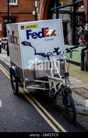 FedEx E-Cargo Bike London. FedEx führte 2021 Electric Cargo Bikes in Großbritannien für die Lieferung auf der letzten Meile ein. Emissionsfreie Lieferung. FedEx Eco Lieferung. Stockfoto