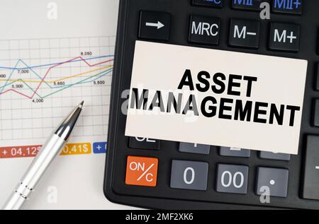 Geschäftskonzept. Auf dem Geschäftsdiagramm befinden sich ein Stift, ein Taschenrechner und eine Visitenkarte mit der Aufschrift „Asset Management“ Stockfoto