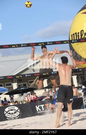 Phil Dalhausser (links) spitzt den Ball, als Tri Bourne (rechts) versucht, ihn bei den AVP Central Florida Open am Hickory Point Beach Sand Volleyball Complex am 3. Dezember 2022 in Tavares, FL, zu blockieren. Phil Dalhausser/Taylor Crabb besiegte John Hyden/Tri Bourne mit 27:25, 22:20. (Foto: Paul Fong/Image of Sport) Stockfoto