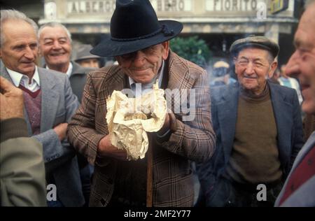 Weiße Trüffel (Knollenmagantum) auf einem heimlichen Markt in Piemont Italien Stockfoto