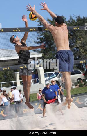 Kyle Friend (links) spitzt den Ball, als Tri Bourne (rechts) versucht, ihn bei den AVP Central Florida Open im Hickory Point Beach Sand Volleyball Complex am 4. Dezember 2022 in Tavares, FL, zu blockieren. John Hyden/Tri Bourne besiegte Timothy Brewster/Kyle Friend 24-26, 21-19, 15-12. (Foto: Paul Fong/Image of Sport) Stockfoto