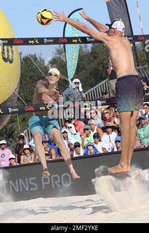 John Hyden (links) spitzt den Ball, als Phil Dalhausser (rechts) versucht, ihn während des Herrenfinals bei den AVP Central Florida Open im Hickory Point Beach Sand Volleyball Complex am 4. Dezember 2022 in Tavares, FL, zu blockieren. Phil Dalhausser/Taylor Crabb besiegte John Hyden/Tri Bourne mit 21:18, 21:19. (Foto: Paul Fong/Image of Sport) Stockfoto