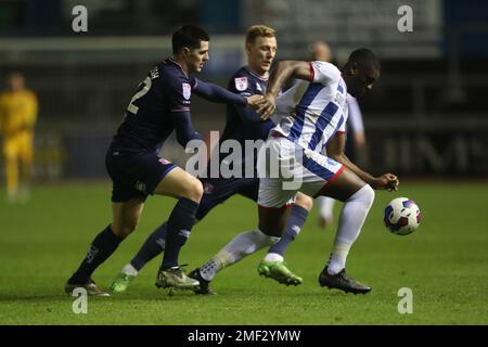 Carlisle, Großbritannien. 24. Januar 2023Hartlepool Josh Umerah von United in Aktion mit Jon Mellish von Carlisle United während des Sky Bet League 2-Spiels zwischen Carlisle United und Hartlepool United am Dienstag, den 24. Januar 2023 in Brunton Park, Carlisle. (Kredit: Mark Fletcher | MI News) Kredit: MI News & Sport /Alamy Live News Stockfoto