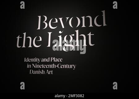 New York, USA. 24. Januar 2023. Eingangsschild für „Beyond the Light: Identity and place in Danish Art“ (Beyond the Light: Identität und Platz in dänischer Kunst des 19. Jahrhunderts) Pressevorschau im Metropolitan Museum of Art, York, NY, 24. Januar 2023 (Foto von Anthony Behar/Sipa USA). Guthaben: SIPA USA/Alamy Live News Stockfoto