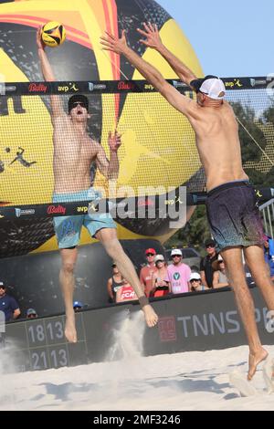 Tri Bourne (links) spitzt den Ball, als Phil Dalhausser (rechts) versucht, ihn während des Herrenfinals bei den AVP Central Florida Open im Hickory Point Beach Sand Volleyball Complex am 4. Dezember 2022 in Tavares, FL, zu blockieren. Phil Dalhausser/Taylor Crabb besiegte John Hyden/Tri Bourne mit 21:18, 21:19. (Foto: Paul Fong/Image of Sport) Stockfoto