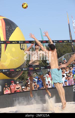 Phil Dalhausser (links) spitzt den Ball, als Tri Bourne (rechts) versucht, ihn während des Herrenfinals bei den AVP Central Florida Open im Hickory Point Beach Sand Volleyball Complex am 4. Dezember 2022 in Tavares, FL, zu blockieren. Phil Dalhausser/Taylor Crabb besiegte John Hyden/Tri Bourne mit 21:18, 21:19. (Foto: Paul Fong/Image of Sport) Stockfoto