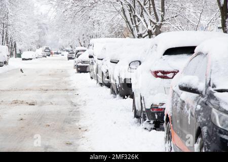 Geparkte Autos entlang der Straße im Stadtzentrum in der Nähe von mehrstöckigen Gebäuden Dnipro Stadt in der Ukraine, Winter in der Stadt 2021 Stockfoto