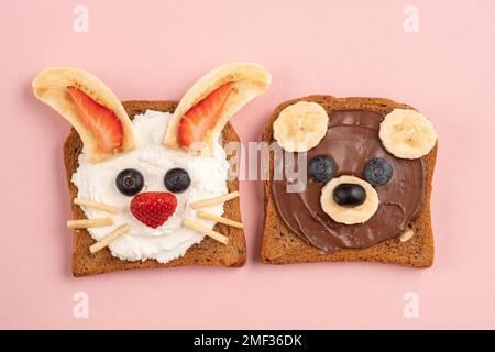 Lustige Tiere stoßen auf Kinderessen an Stockfoto