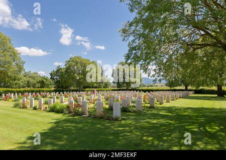 Grabsteinenreihen auf dem Foiano della Chiana Commonwealth war Cemetery im Sommer, Toskana, Italien. Stockfoto