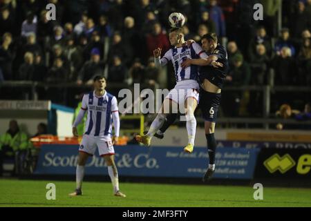 Carlisle, Großbritannien. Am 24. Januar 2023Hartlepool tritt Jack Hamilton bei der Sky Bet League 2 zwischen Carlisle United und Hartlepool United in Brunton Park, Carlisle am Dienstag, den 24. Januar 2023, gegen Paul Huntington von Carlisle United an. (Kredit: Mark Fletcher | MI News) Kredit: MI News & Sport /Alamy Live News Stockfoto