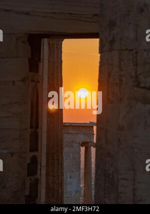 Ein Bild des Sonnenuntergangs durch die Ruinen von Propylaea, dem Tor zur Akropolis von Athen. Stockfoto